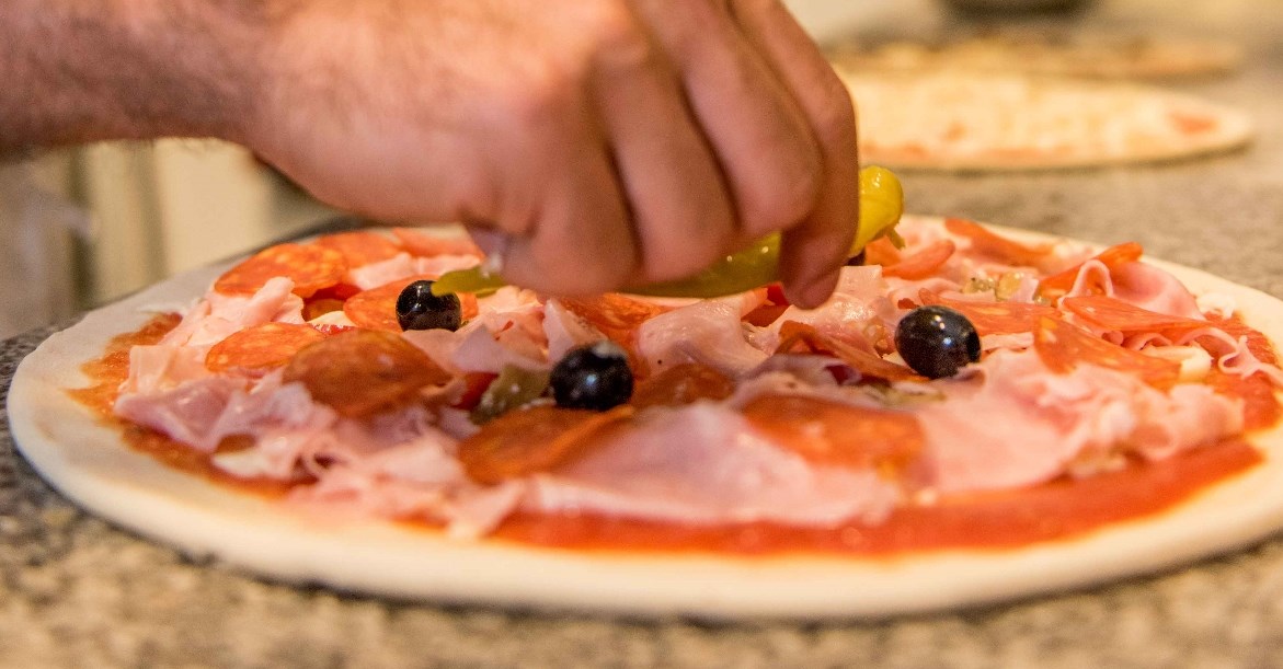 Pizza traditionell aus dem Holzofen