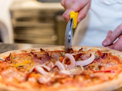 Köstliche Pizza aus dem Holzofen