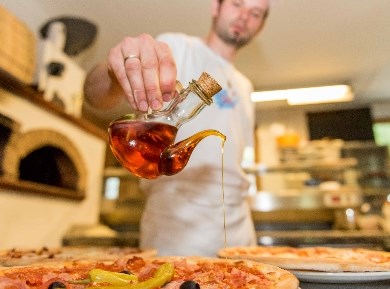 Köstliche Pizza aus dem Holzofen